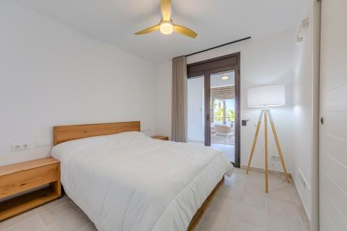 sypialnia z łóżkiem i wentylatorem sufitowym w obiekcie Amazing Sea views # Macenas Resort # 2BR # Sunbeds w mieście Mojácar