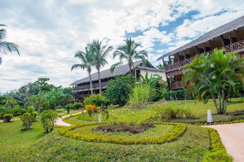 a resort with a garden in front of a building at Vanila Hotel & Spa in Ambaro