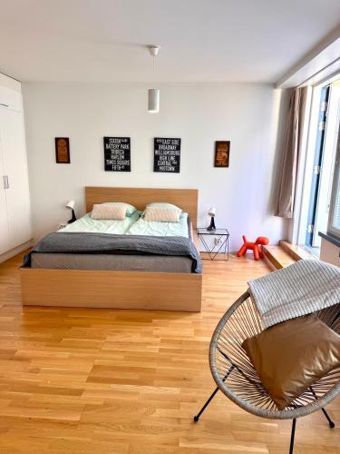 Postel nebo postele na pokoji v ubytování Downtown Suite