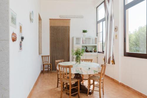 una cucina e una sala da pranzo con tavolo e sedie di Casa da Pino a Marsala