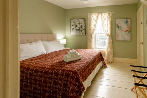 Giường trong phòng chung tại Central Picton Apartment, Sleeps 8; The Iron Horse