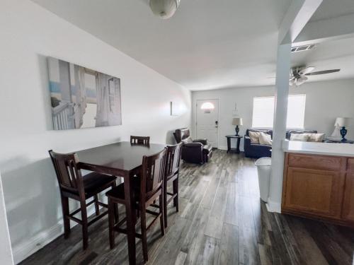 Χώρος καθιστικού στο Cozy 1 bed 1 bath Condo with pool, close to beach