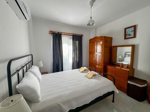 Un dormitorio con una cama con una cómoda y un espejo. en Seahorse Kalkan, en Kalkan
