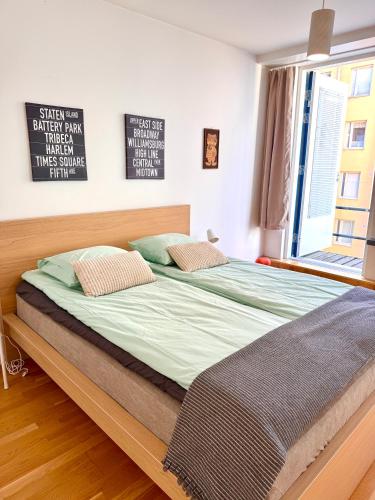 Un dormitorio con una cama grande con dos almohadas. en Downtown Suite, en Helsinki