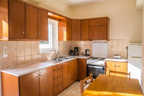 Dapur atau dapur kecil di Flisvos Rooms