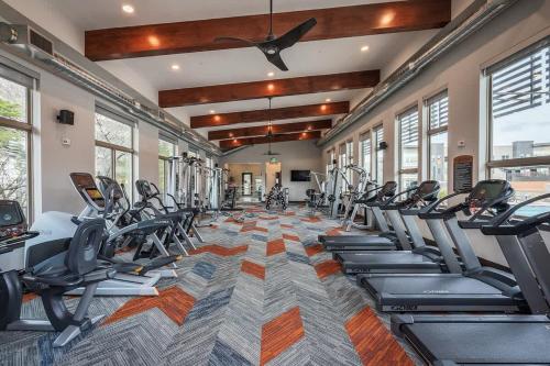 Boulevard Stays Trail Access Plus Parking Pool and Gymにあるフィットネスセンターまたはフィットネス設備