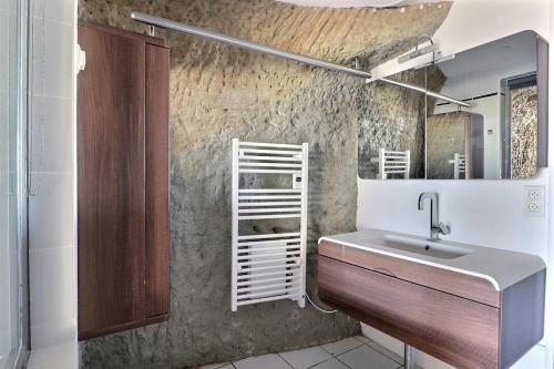 een badkamer met een wastafel en een spiegel bij La Baume du Delà in Saint-Chamas