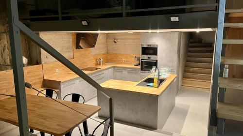 een keuken met een aanrecht en een tafel met stoelen bij La Baume du Delà in Saint-Chamas