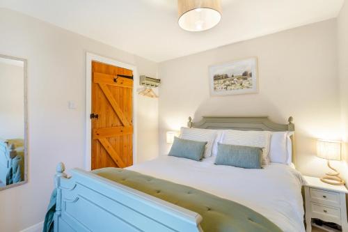 Postel nebo postele na pokoji v ubytování East Paddock Cottage