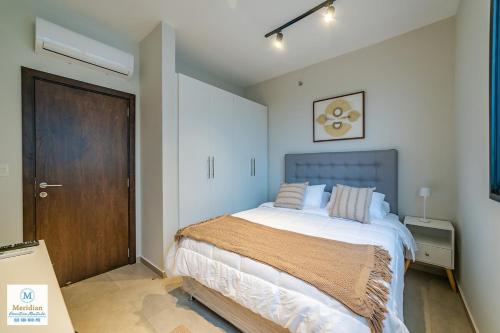 Brand new and steps away from Shopping del Sol!
