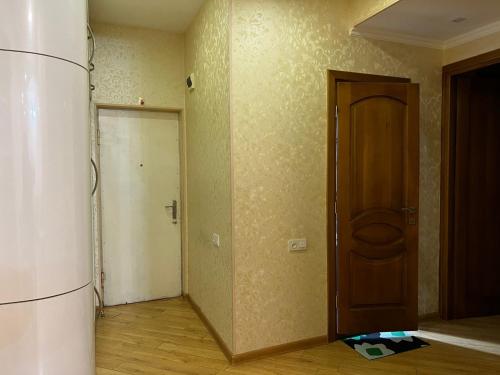 an empty room with a door and a room with a floor at სასიამოვნო ბინა საბურთალოზე in Tbilisi City