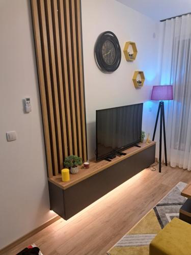 Vrnjačka BanjaにあるRajsko sunceの大型薄型テレビのあるリビングルーム