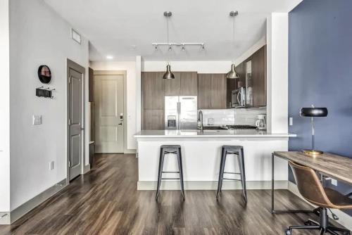 リチャードソンにあるBoulevard Stays Dashing 1BR Suite Pool Parking Gym Eのキッチン(カウンター、バースツール2つ付)