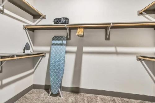 Boulevard Stays Dashing 1BR Suite Pool Parking Gym Eにある二段ベッド