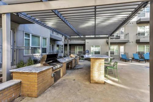 Boulevard Stays Dashing 1BR Suite Pool Parking Gym Eにあるテレビまたはエンターテインメントセンター