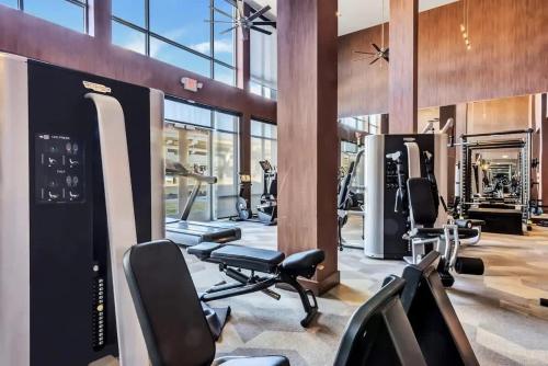 Boulevard Stays Dashing 1BR Suite Pool Parking Gym Gにあるフィットネスセンターまたはフィットネス設備
