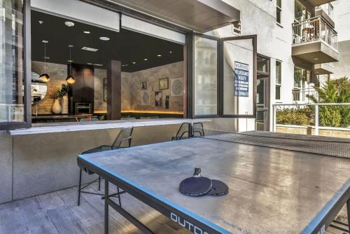 Boulevard Stays Dashing 1BR Suite Pool Parking Gym Gの敷地内または近くにある卓球施設