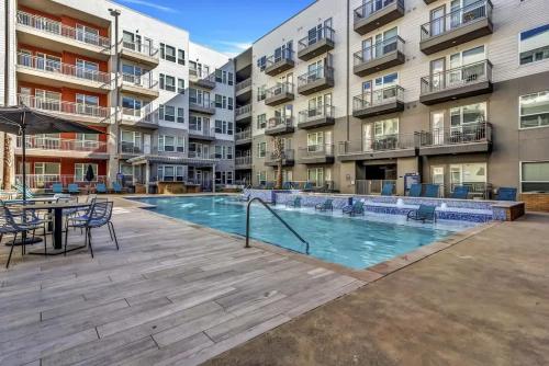 Boulevard Stays Dashing 1BR Suite Pool Parking Gym Iの敷地内または近くにあるプール