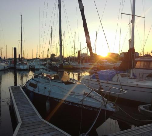 Un grupo de barcos atracados en un puerto deportivo al atardecer en Calais Boat, en Calais