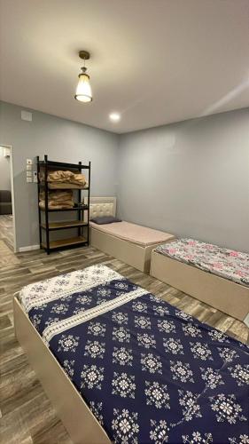 una habitación con dos camas en una habitación en شقه خاصه, en Medina