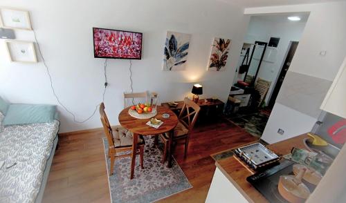 Μια τηλεόραση ή/και κέντρο ψυχαγωγίας στο Apartman Orhideja