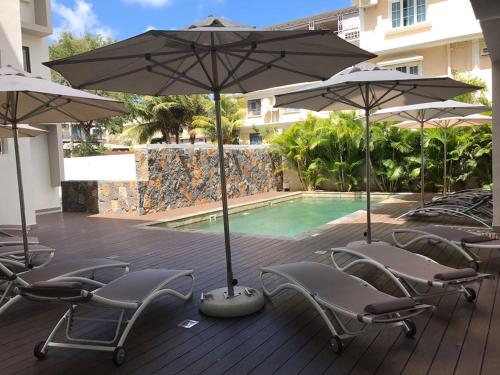 Modern flat with swimming pool close to the Beach