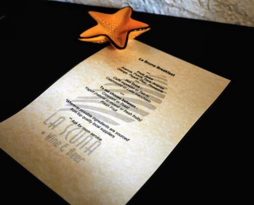 a starfish sitting on top of a piece of paper at il Magàn - Cinque Terre in Corniglia