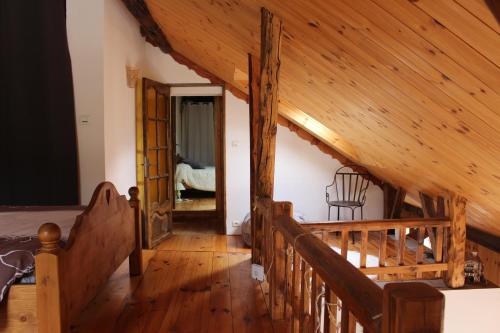 eine Treppe in einem Haus mit Holzdecken in der Unterkunft PatRoch in Briançon
