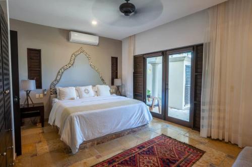 6BR Exclusive Beachfront Villa w/ Pool in Tulumにあるベッド