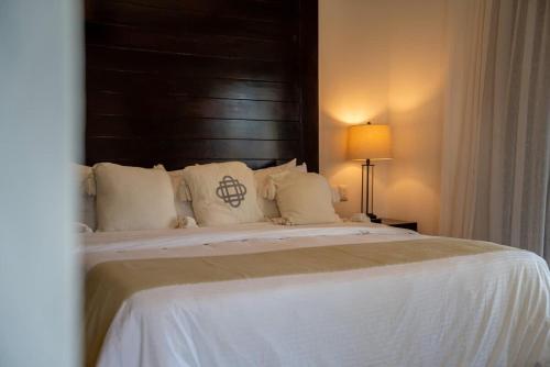 6BR Exclusive Beachfront Villa w/ Pool in Tulumにあるベッド