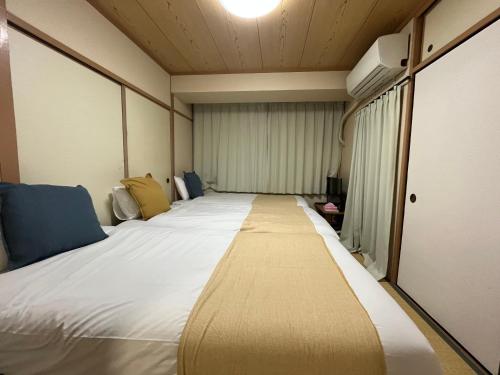 大阪市にあるApartment House Jodo 301の小さな部屋の大型ベッド1台