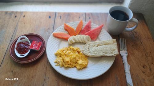 een bord met fruit en een kop koffie bij Hotel Villa de Pescadores in Río Lagartos