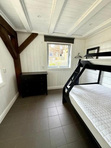 a bedroom with a bunk bed and a window at Fjallhus Storhogna 2 in Storhågna