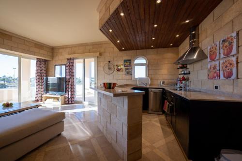 Η κουζίνα ή μικρή κουζίνα στο Stayr Somabay - Bay Life Home Rentals