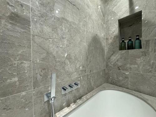 Un baño de Stunning Reading Centre Apt - 1BR, 1 BA - F14