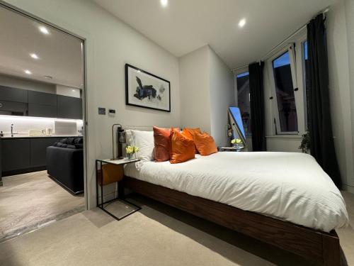 Una cama o camas en una habitación de Stunning Reading Centre Apt - 1BR, 1 BA - F14