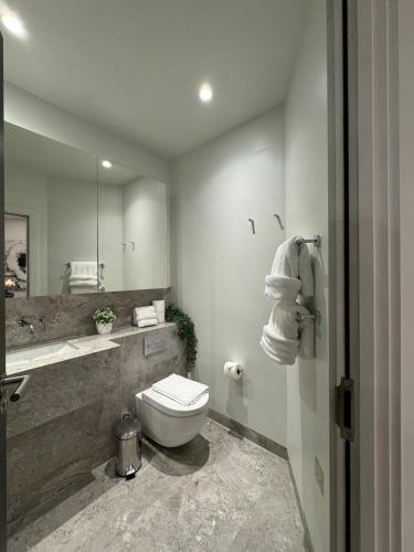 Un baño de Stunning Reading Centre Apt - 1BR, 1 BA - F14