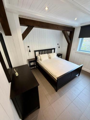 a bedroom with a bed and a table in it at Fjallhus Storhogna 2 in Storhågna