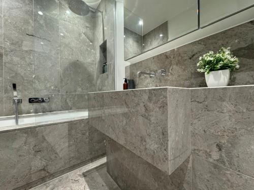 Un baño de Stunning Reading Centre Apt - 1BR, 1 BA - F14