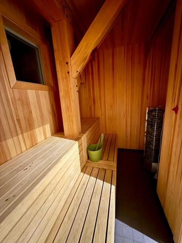 a small wooden sauna with a green bowl in it at Fjallhus Storhogna 2 in Storhågna
