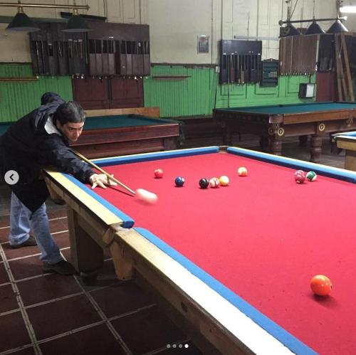 a man playing a game of snooker at Habitación Privada Céntrica en Providencia a pasos del Metro Manuel Montt in Santiago