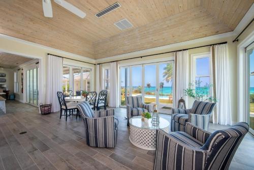 Area soggiorno di Cricket Beach House-Luxurious Beachfront House home