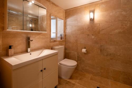 Ένα μπάνιο στο Villa haut de Gamme - Le Gageac - Piscine & Spa