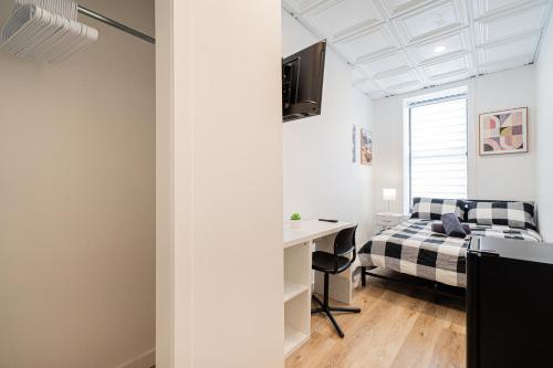 a bedroom with a desk and a bed in a room at Chambre 3 - Appartement 2 dans un appartement PARTAGÉ in Montréal