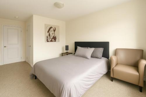 Postel nebo postele na pokoji v ubytování Central & Cozy 2BR Townhome with Free Parking, WiFi, Full Kitchen, Laundry, Steps to Strip Plaza & 5 Min Drive to Innisfil Beach Park! Perfect for Work Trips, Family Travel & Couples!