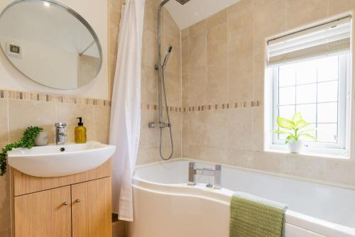 Ένα μπάνιο στο Spacious 3-bed Home in Nottingham by Renzo, Driveway Parking, Minutes from M1!