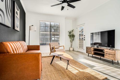 a living room with a couch and a tv at Boulevard Stays 1BR by Stadium Pool Parking Gym 01 in Glendale