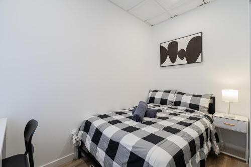 a bedroom with a black and white checkered bed at Chambre 4 - appartement 2 dans un appartement PARTAGÉ in Montréal