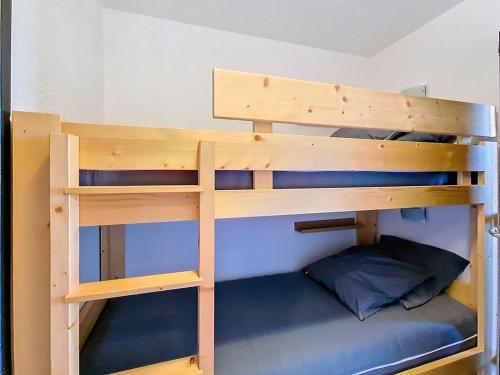 - 2 lits superposés dans une petite chambre dans l'établissement **Studio rénové à Reberty, proche pistes, balcon, coin montagne et parking gratuit** - FR-1-344-859, aux Menuires