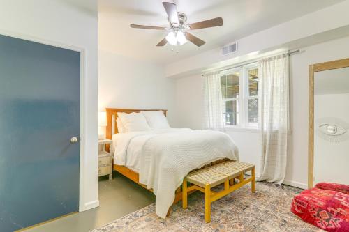 Un dormitorio con una cama y un ventilador de techo. en 4 Mi to UGA Bright and Airy Athens Apartment!, en Athens